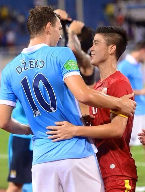 Duy Mạnh từng có dịp chạm trán với Man City vào năm 2015