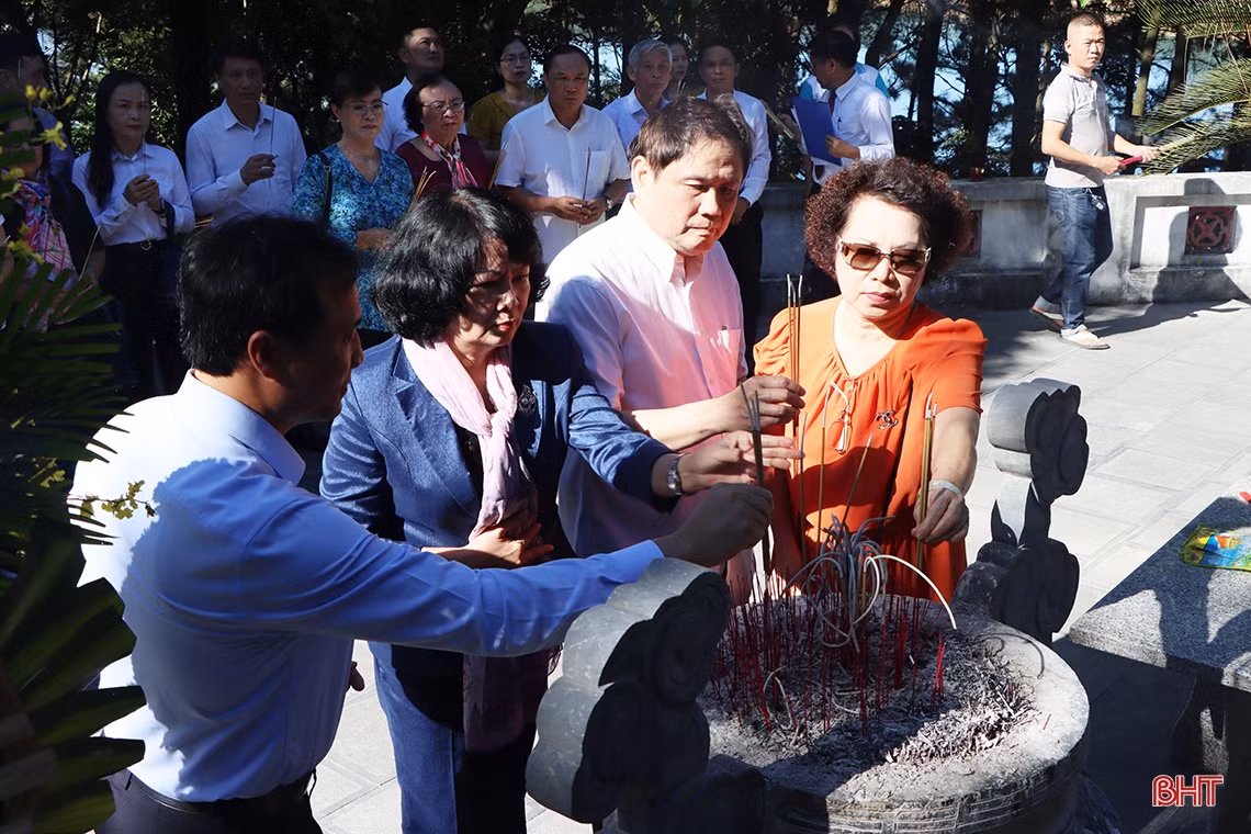 Nguyên Phó Chủ tịch nước Đặng Thị Ngọc Thịnh dâng hương địa chỉ đỏ và tặng quà ở Cẩm Xuyên