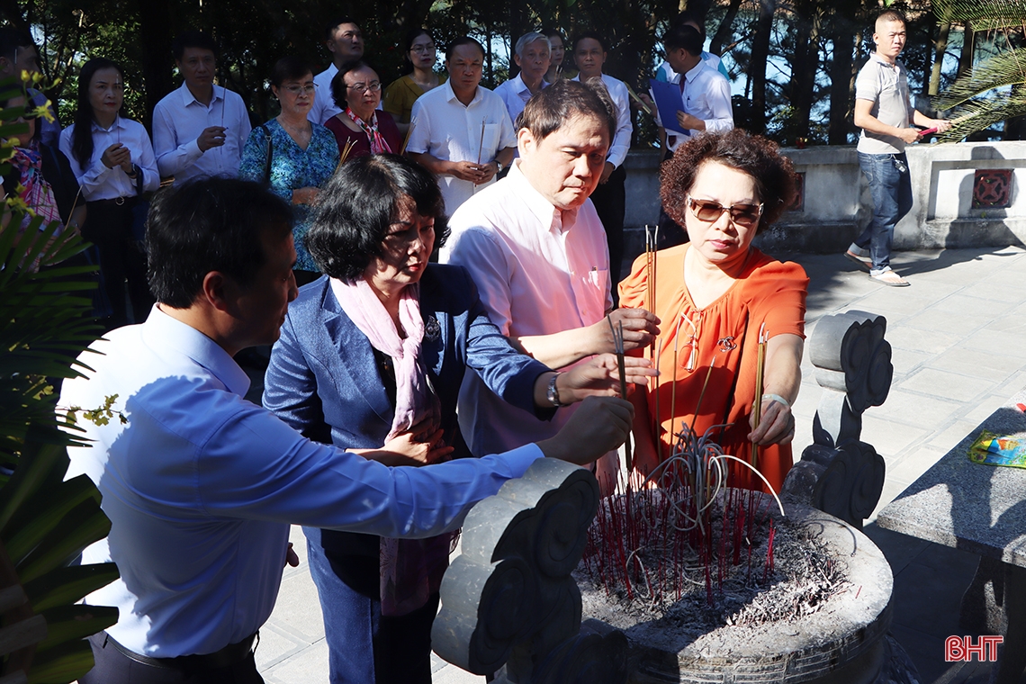 Nguyên Phó Chủ tịch nước Đặng Thị Ngọc Thịnh dâng hương địa chỉ đỏ và tặng quà ở Cẩm Xuyên