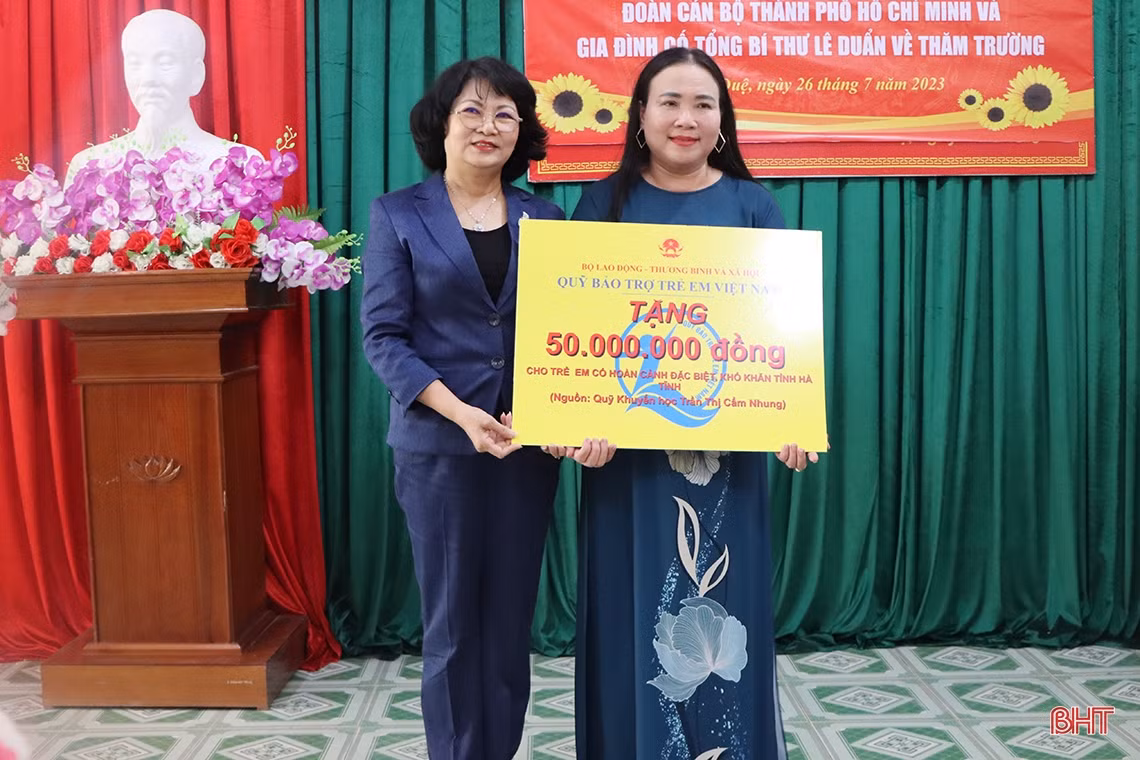 Nguyên Phó Chủ tịch nước Đặng Thị Ngọc Thịnh dâng hương địa chỉ đỏ và tặng quà ở Cẩm Xuyên