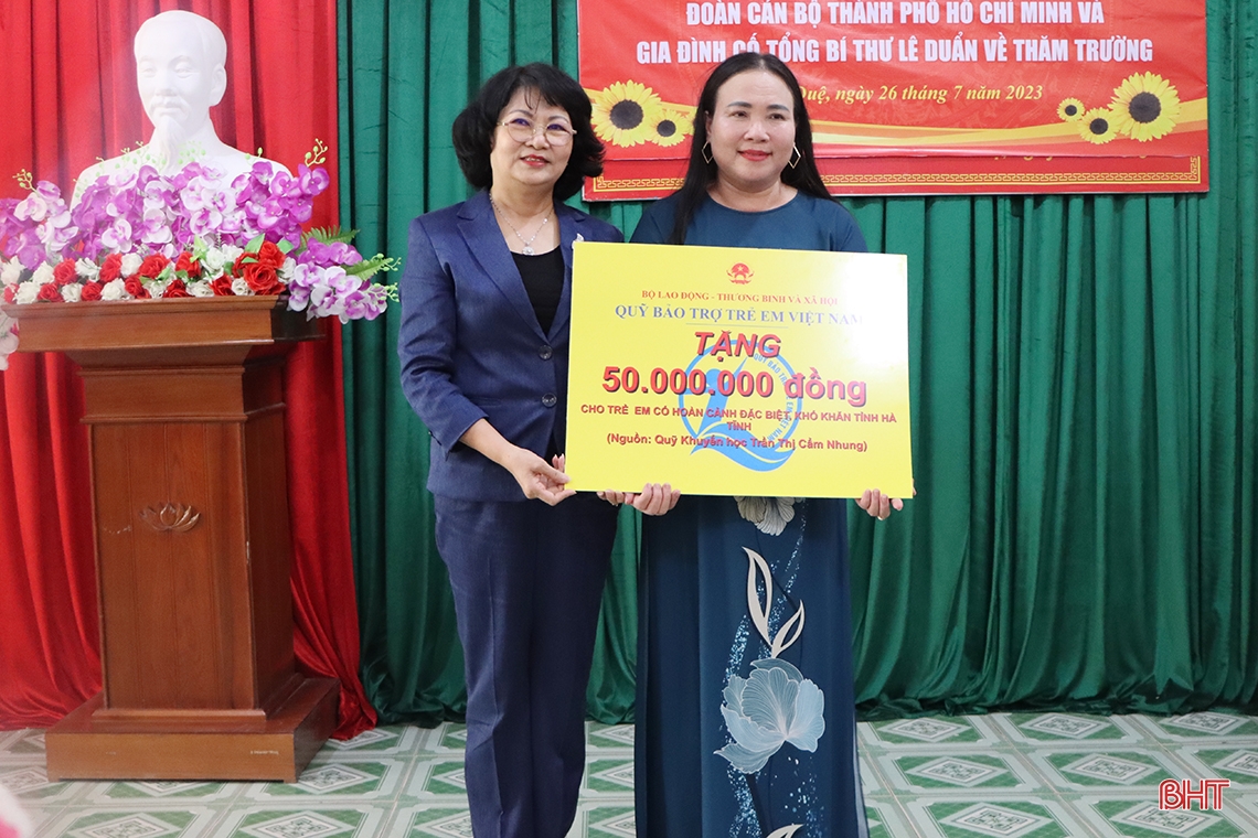 Nguyên Phó Chủ tịch nước Đặng Thị Ngọc Thịnh dâng hương địa chỉ đỏ và tặng quà ở Cẩm Xuyên