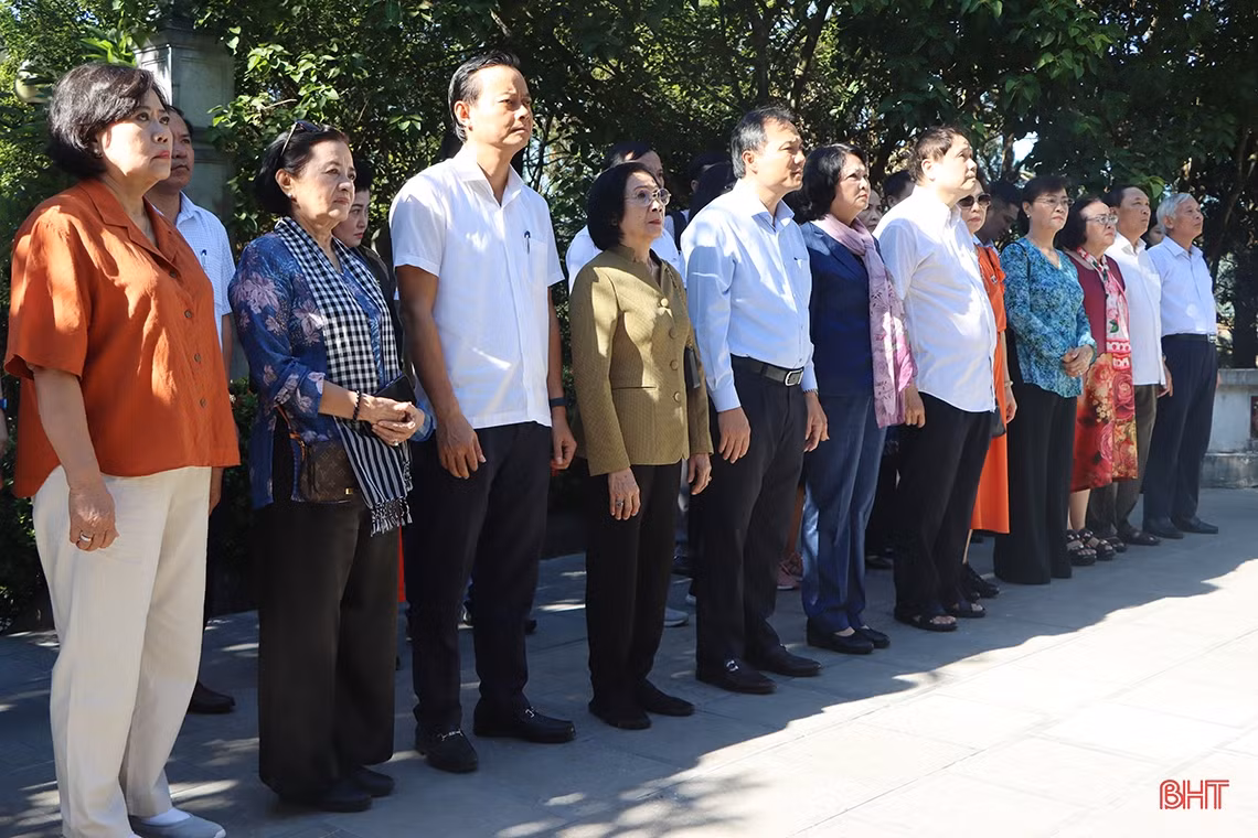 Nguyên Phó Chủ tịch nước Đặng Thị Ngọc Thịnh dâng hương địa chỉ đỏ và tặng quà ở Cẩm Xuyên