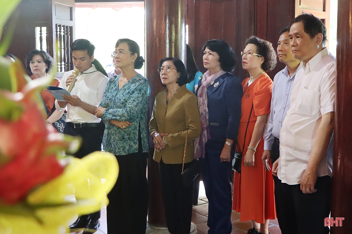 Nguyên Phó Chủ tịch nước Đặng Thị Ngọc Thịnh dâng hương địa chỉ đỏ và tặng quà ở Cẩm Xuyên