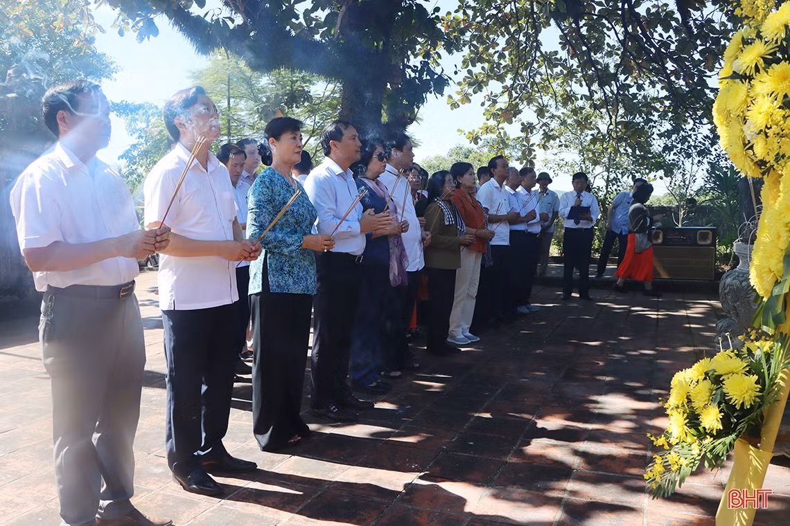 Nguyên Phó Chủ tịch nước Đặng Thị Ngọc Thịnh dâng hương địa chỉ đỏ và tặng quà ở Cẩm Xuyên