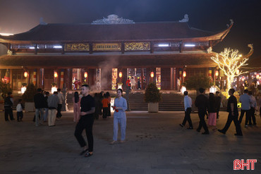 Đầu xuân vãn cảnh chùa Cảm Sơn