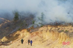 Kịp thời ngăn đám cháy bén vào rừng phòng hộ ở thị trấn Đồng Lộc