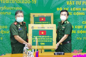 Biên phòng Việt Nam hỗ trợ lực lượng vũ trang Lào vật tư y tế chống dịch