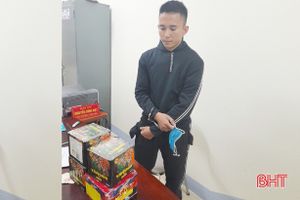 Bắt đối tượng vận chuyển 5,6 kg pháo lậu đi bán tại Cẩm Xuyên