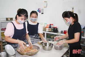 Xu hướng mới ở Hà Tĩnh: Mua bánh Trung thu handmade dâng lễ rằm tháng 7