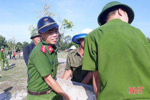 Tranh thủ ngày nghỉ, Công an Thạch Hà giúp dân làm nông thôn mới