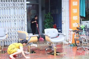 Nước rút dần, người dân TP Hà Tĩnh lục đục dọn dẹp nhà cửa