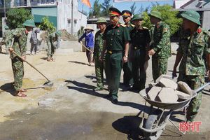 Hành quân dã ngoại làm công tác dân vận, giúp dân xây dựng NTM ở Hà Tĩnh
