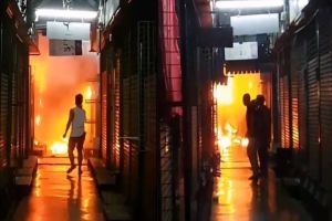 Hỏa hoạn do nổ máy biến áp thiêu rụi 110 kiốt trong chợ trời lớn nhất Thái Lan