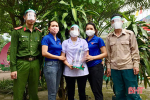 Giáo viên, thanh niên làm hàng trăm mũ chống giọt bắn tặng các lực lượng tuyến đầu chống dịch