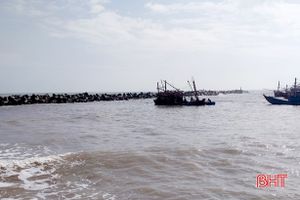 Ứng cứu thuyền cá 230 CV của ngư dân Hà Tĩnh bị sóng đánh chìm