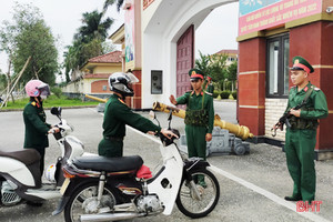 Dù nắng hay mưa, lính vệ binh Hà Tĩnh vẫn nghiêm trang, chỉnh tề