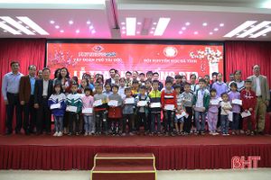 Trao học bổng 1 tỷ đồng cho học sinh hiếu học Hà Tĩnh