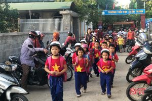 “Xếp hàng đón con” - hóa giải ùn tắc trước cổng trường học ở Hà Tĩnh