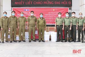 Hỗ trợ thiết bị phòng dịch cho An ninh Bôlykhămxay và Khăm Muộn