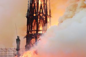 Lính cứu hỏa Pháp chạy đua với thời gian cứu Nhà thờ Đức Bà Paris bốc cháy