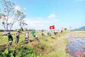 Sôi nổi ra quân nạo vét kênh mương chuẩn bị sản xuất vụ xuân ở Lộc Hà