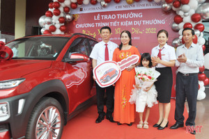 Agribank Chi nhánh tỉnh Hà Tĩnh trao Hyundai Kona cho khách hàng trúng thưởng