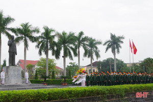 Cán bộ, chiến sỹ LLVT Hà Tĩnh dâng hương tưởng niệm Bác Hồ và các anh hùng liệt sỹ