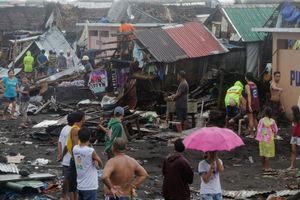Nhà cửa ở Philippines tan hoang sau bão Kammuri