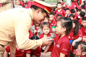 Học sinh tiểu học iSchool Hà Tĩnh hào hứng với “Giao thông an toàn - cứu ngàn sinh mạng”