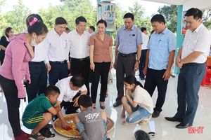 Trưởng ban Dân vận Tỉnh ủy chung vui ngày hội đoàn kết tại Cẩm Xuyên