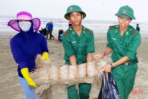 Quân dân Hà Tĩnh ra quân làm sạch biển đón mùa du lịch mới