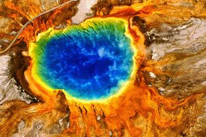 Khoa học ‘giải mã’ suối nước nóng có 7 màu ảo diệu