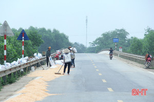 Phơi ngô trên cầu Phúc Đồng, nguy hiểm giao thông rình rập