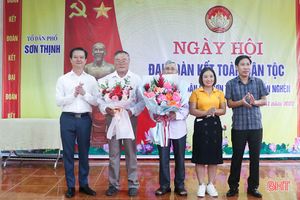 Phó Chủ tịch UBND tỉnh Trần Báu Hà chung vui Ngày hội Đại đoàn kết tại Can Lộc