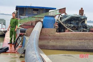 Bắt giữ tàu vỏ thép khai thác cát trái phép trên sông Lam