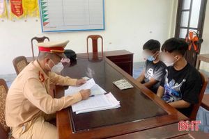 Rủ nhau “bốc đầu" xe máy, 2 thanh thiếu niên ở Can Lộc bị phạt hơn 8 triệu đồng
