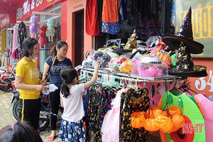 Nhộn nhịp thị trường trang phục ngày hội Halloween ở Hà Tĩnh