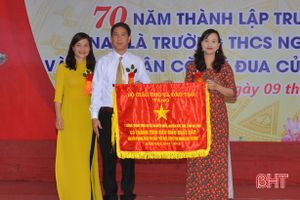 Trường THCS Nguyễn Biểu nhận Cờ Thi đua xuất sắc của Bộ GD&ĐT