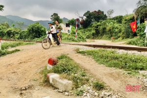 Bất an khi qua điểm giao cắt với đường sắt ở huyện miền núi Hà Tĩnh