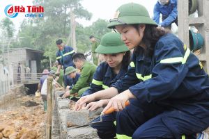 [Photo] Tuổi trẻ Hà Tĩnh hỗ trợ Thạch Tiến xây dựng nông thôn mới