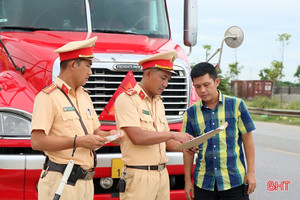 Tuần đầu ra quân, 400 chủ xe, doanh nghiệp và tài xế cam kết không vi phạm giao thông