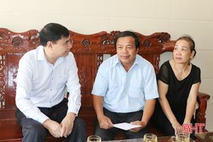 Phó ban Nội chính Trung ương tặng quà thân nhân liệt sỹ ở TP Hà Tĩnh