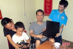 Vợ chồng khuyết tật được nhóm thiện nguyện tặng laptop để làm việc online