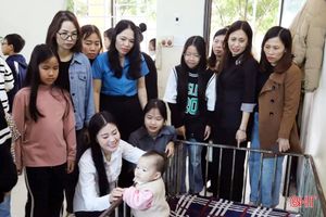 Công đoàn, Ban Nữ công Báo Hà Tĩnh tặng quà tết tại Làng Trẻ em mồ côi
