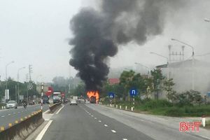 Tai nạn kép, xe khách 16 chỗ bốc cháy trơ khung tại TX Hồng Lĩnh
