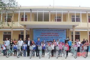 Trao quà cho 283 học sinh nghèo Can Lộc