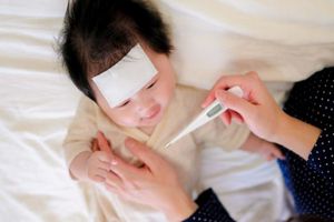 11 mẹo hạ sốt cho trẻ ngay tại nhà