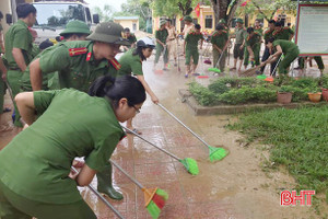 Cán bộ chiến sỹ Công an Hương Khê cùng nhân dân “vượt lũ”