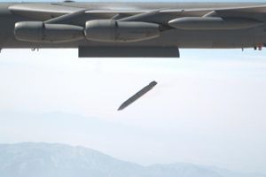 Máy bay B-52 Mỹ lần đầu tiên thả tên lửa tàng hình tầm xa mới