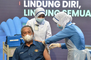 Thủ tướng Muhyiddin Yassin là công dân đầu tiên của Malaysia tiêm vaccine ngừa Covid-19